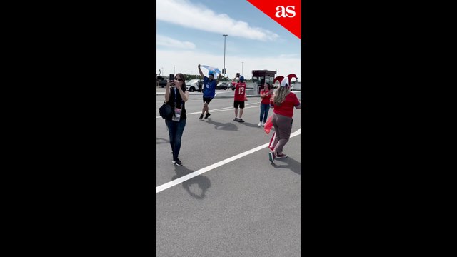 Un hincha se pasea con la bandera argentina frente a los chilenos y esto ocurre en Nueva Jersey