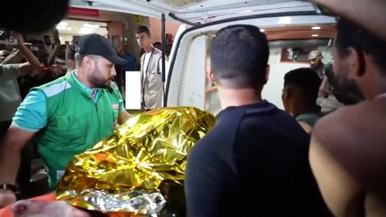 فلسطينيون يتفقدون عيادة الدرج في شمال قطاع غزة بعد تعرضها لقصف إسرائيلي
