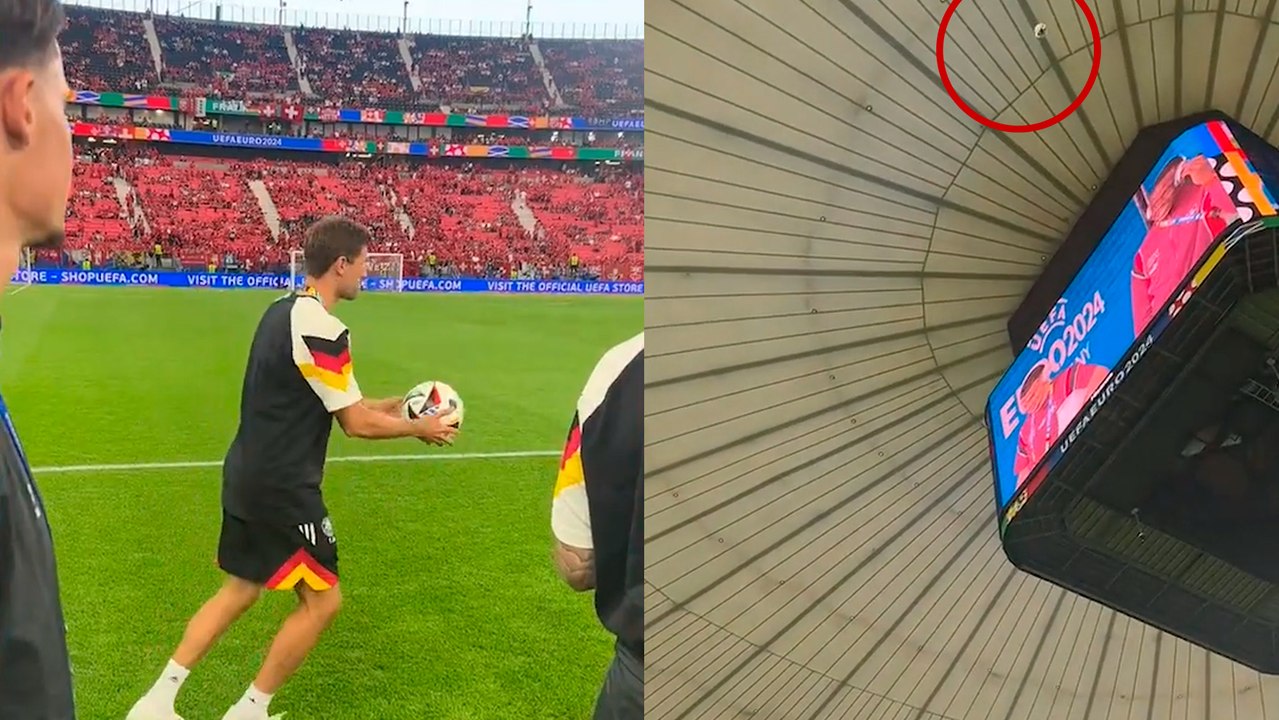 Thomas Müller intenta llegar a una de las pantallas del estadio de la Euro con un balonazo