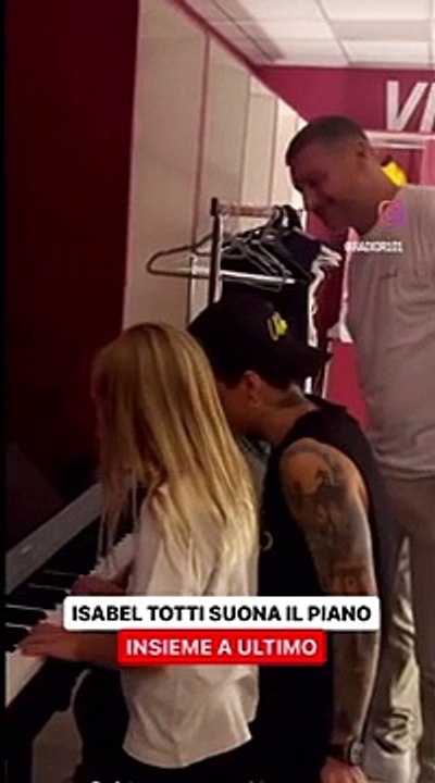 Isabel, figlia di Francesco Totti e Ilary Blasi, suona il pianoforte con Ultimo: il video è virale