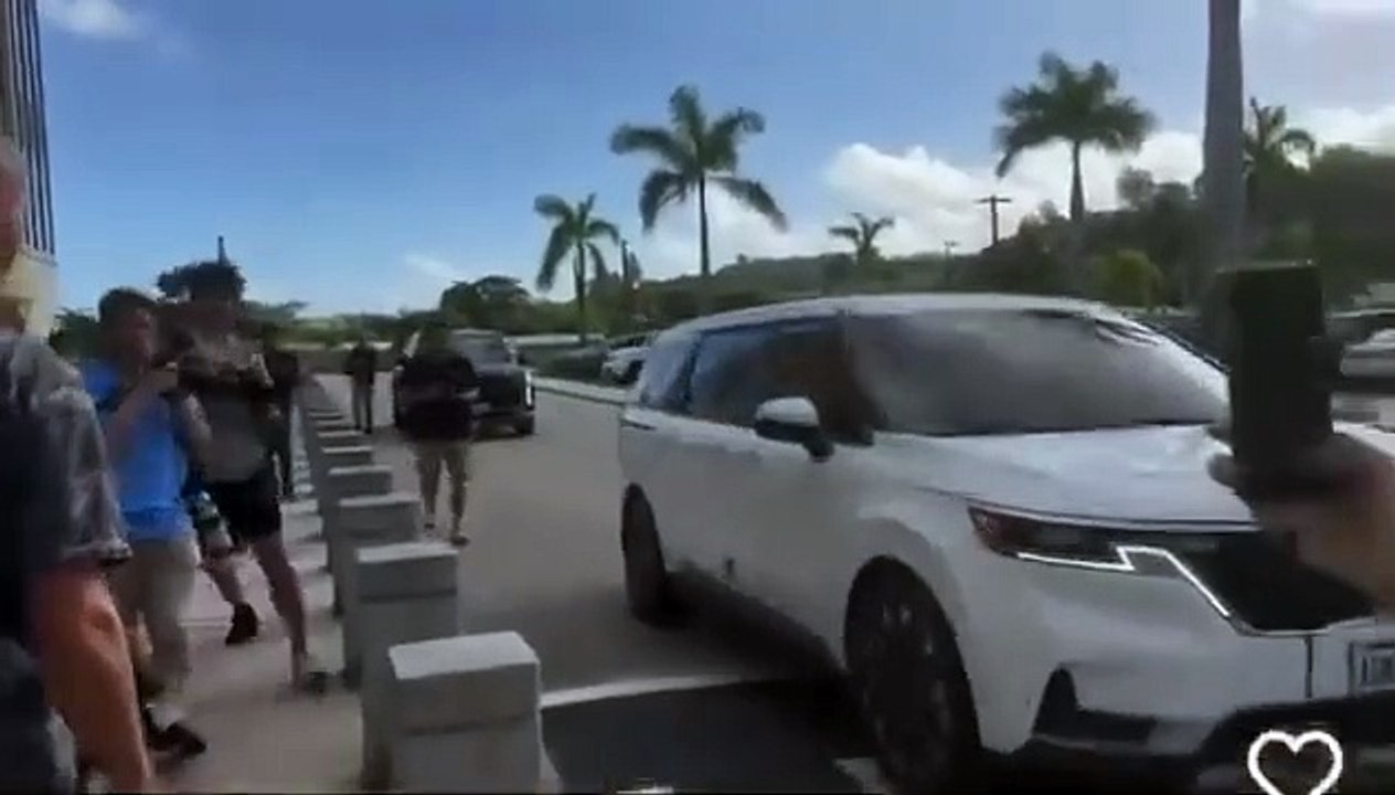 Julian Assange, fundador do site WikiLeaks, chega ao tribunal de Saipan, nas Ilhas Marianas do Norte, território dos EUA