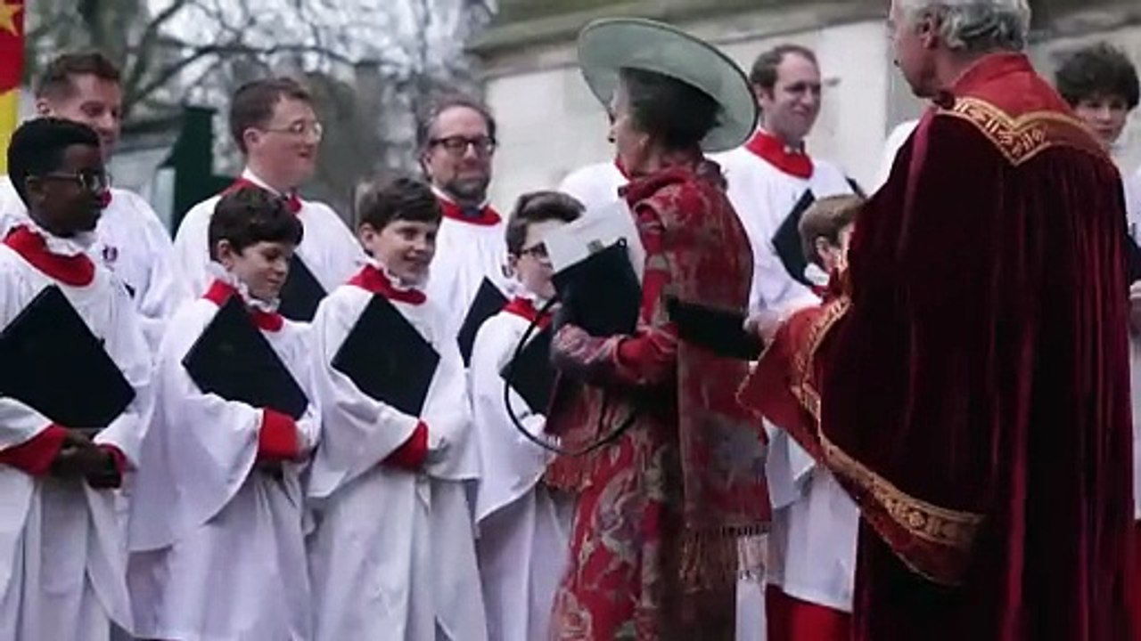 Marido da princesa Anne confirma que irmã do rei Charles III se recupera bem