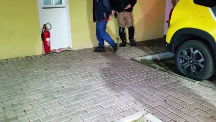 Homem trans é preso com cocaína em moto com documentos atrasados desde 2010