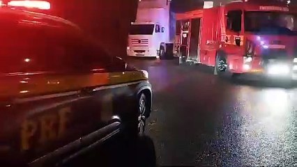 Incêndio consome ônibus e paralisa tráfego na BR-376