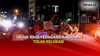 Tolak Relokasi, PKL Blokade Jalan hingga Buat Pocong-Pocongan di Singkawang
