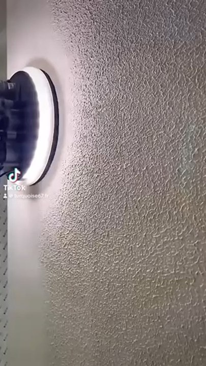 Bien poncer l’enduit avant la mise en peinture