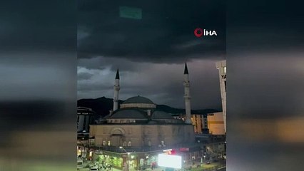 Cami minareleri arkasında çakan şimşeklerden görsel şölen