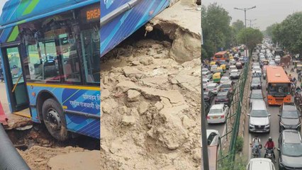 मेहरौली बदरपुर रोड पर डीटीसी की बस 10 से 15 फीट गड्ढे में फंसी,मेट्रो स्टेशन के नजदीक हुआ हादसा