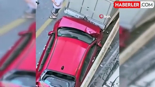 İstanbul'da İETT otobüsü dehşeti kamerada: Direksiyon başında uyuduğu iddia edilen şoför park halindeki araçlara çarptı