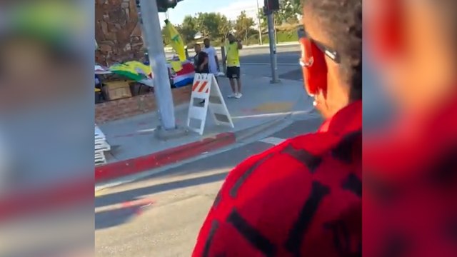 Quand Neymar achète des maillots du Brésil à des vendeurs à la sauvette