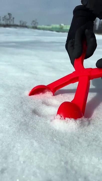Listen_to_the_crunch_of_that_snow!_It_is_so_satisfying__#shorts(720p)