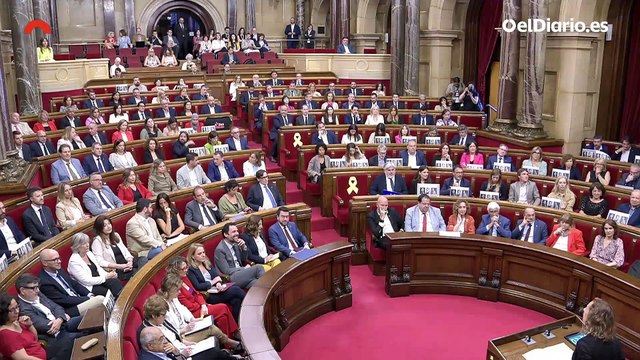 Diputados de la CUP, Comuns, ERC yJunts exhiben la fotografía de las 'Roges del Molinar' que Le Senne destrozó en un pleno