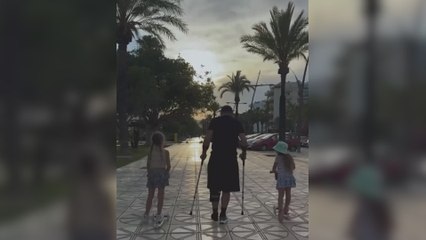 Simeone, en muletas al ser operado tras su lesión celebrando el gol de Memphis contra el Inter