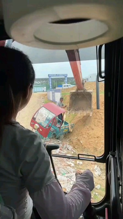The rickshaw fell down into the mud 