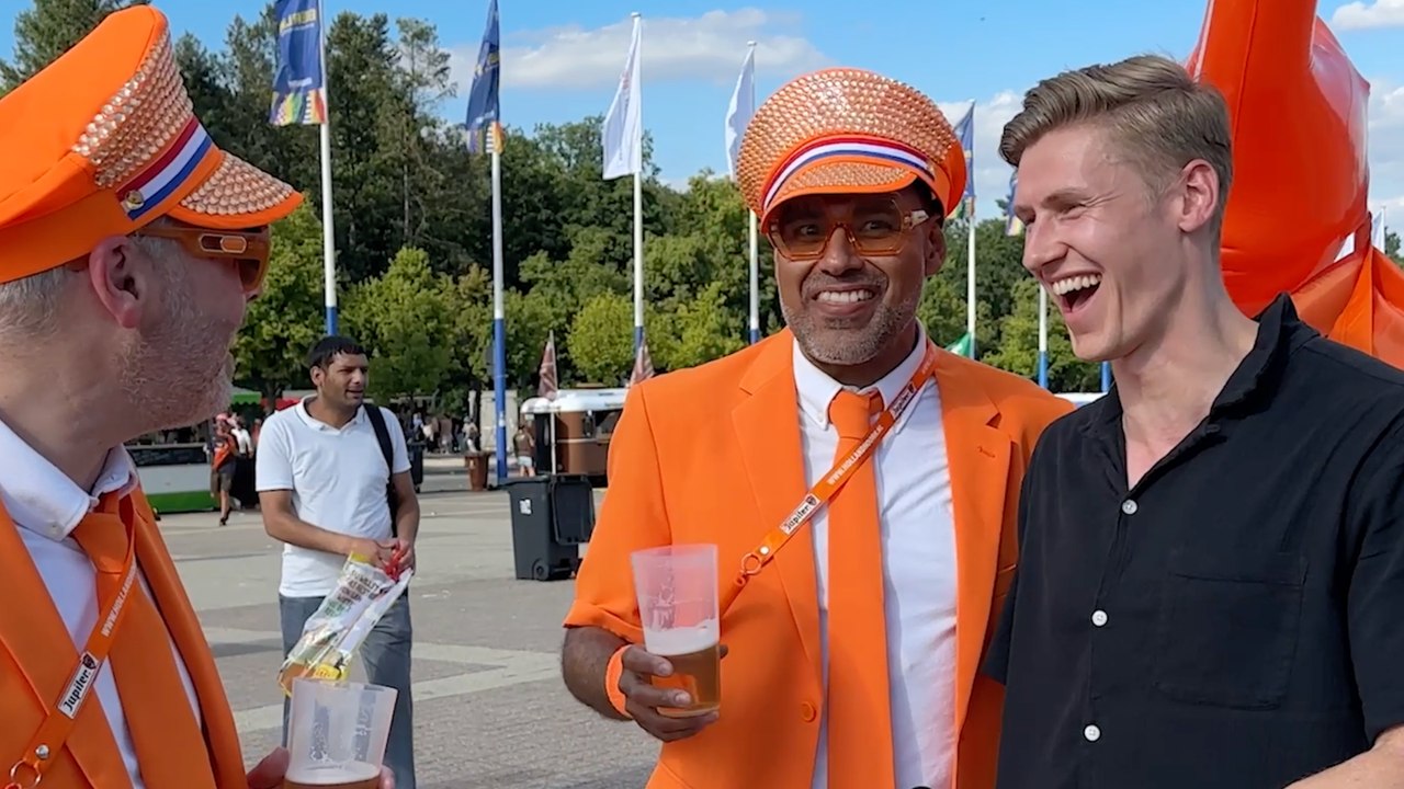 'Wegdorst' und 'Memphis Depils': Sprüche-Feuerwerk der Oranje-Fans