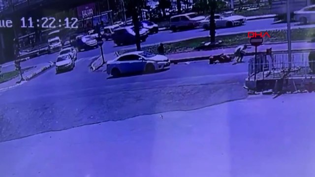 Motosiklet ile otomobilin çarpıştığı kaza kamerada