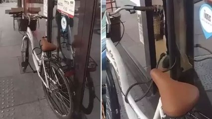 Görüntüler Rize'den... Bisikleti banka kapısına kilitleyip gidince içeridekiler mahsur kaldı