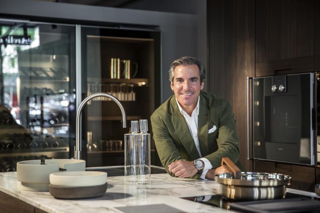 Hablamos con Carlos Toledano, fundador de BANNI, el referente en showrooms en España para proyectos de decoración e interiorismo de calidad.