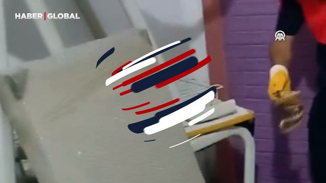 Kur'an kursu binasına giren yılan itfaiye ekiplerince çıkarıldı