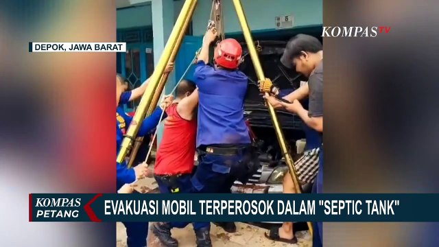 Detik-Detik Damkar Kota Depok Evakuasi Mobil Terperosok dalam 'Septic Tank'
