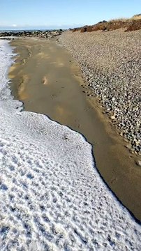 Frío extremo en la Patagonia: se congelaron las olas del mar en Tierra del Fuego