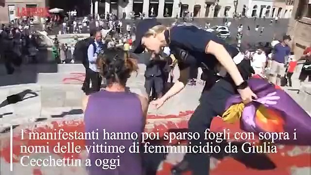 Roma, in piazza di Spagna scalinata imbrattata dal movimento «Bruciamo tutto» contro i femminicidi