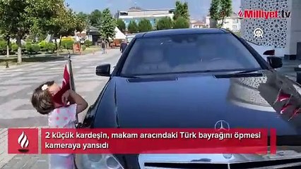 2 küçük kardeşin, makam aracındaki Türk bayrağını öpmesi kameraya yansıdı
