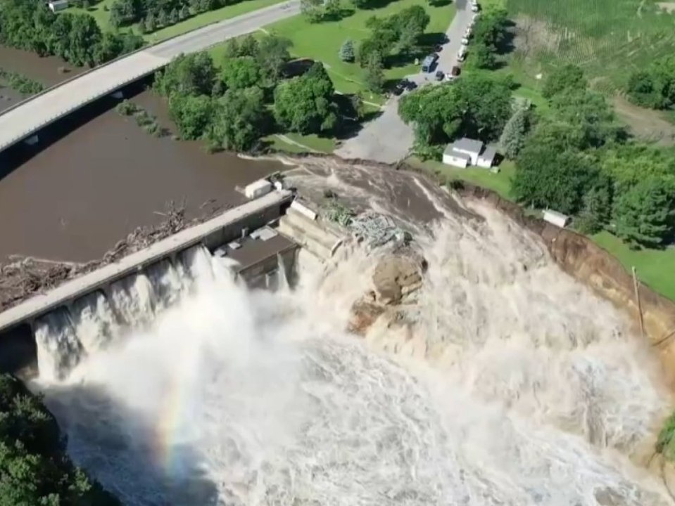 Massiver Dammbruch: Fluss reißt ganzes Haus weg