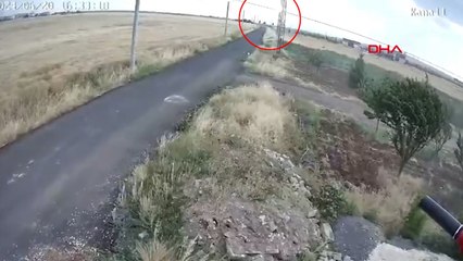 Diyarbakır’da elektrik tellerinden düşen kıvılcımların neden olduğu yangın kamerada