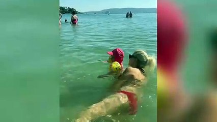 Seray Sever Çeşme'de çocuklarıyla birlikte deniz keyfi yaptı