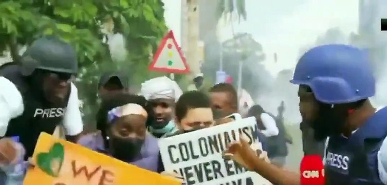 Hermana de Obama fue atacada con gases lacrimógenos mientras protestaba en Kenia