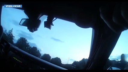 Si vuole buttare dal ponte per una delusione d'amore. I poliziotti lo salvano e gli dicono: «Ti vogliamo bene»