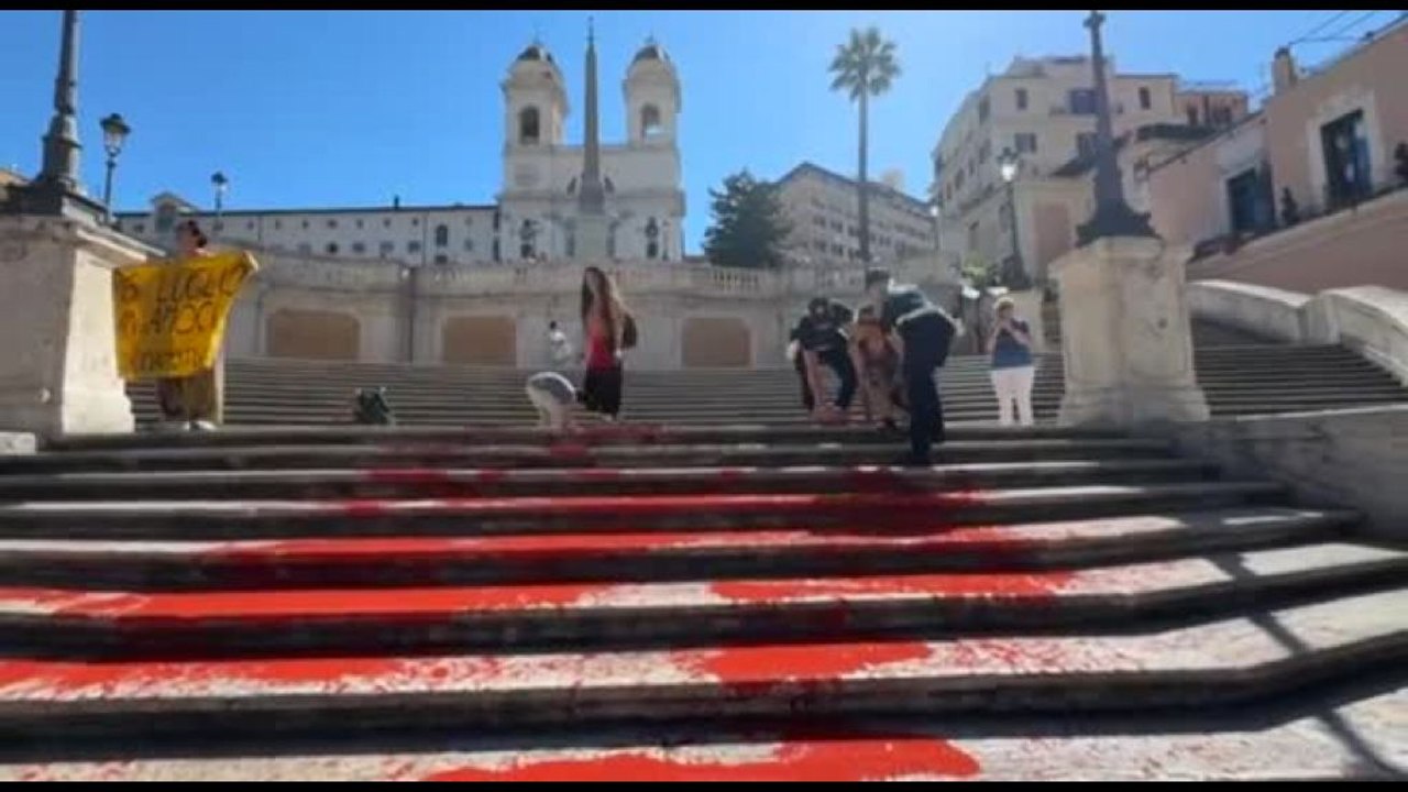 Rosso sulla scalinata di Piazza di Spagna contro violenza sulle donne