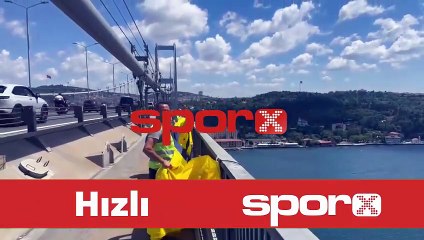 Fenerbahçe'nin bayrağı köprüye asıldı