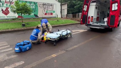 Motociclista é arremessado e fica ferido em acidente no Centro