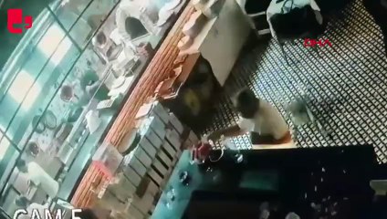 Kadıköy'de restoranın asma tavanının çöktüğü anlar kamerada