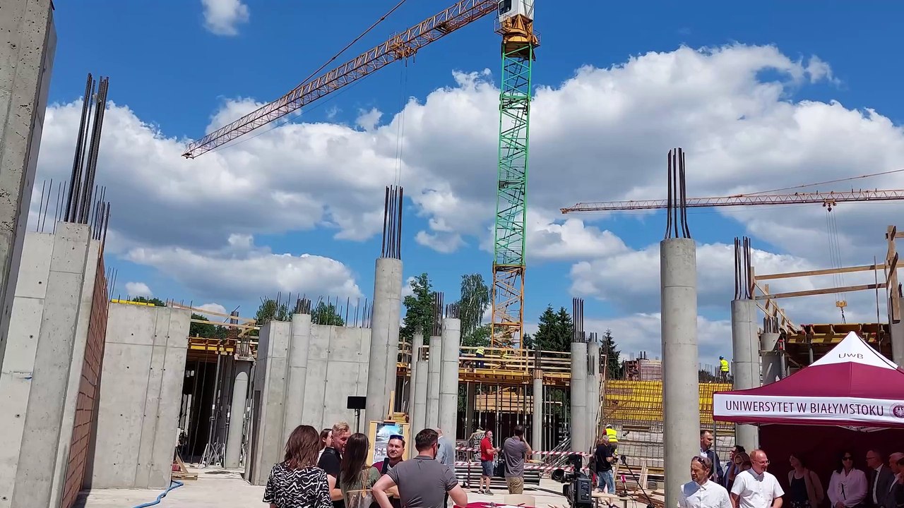 Podpisanie aktu erekcyjnego i wmurowanie kamienia węgielnego pod nowy budynek w kampusie UwB