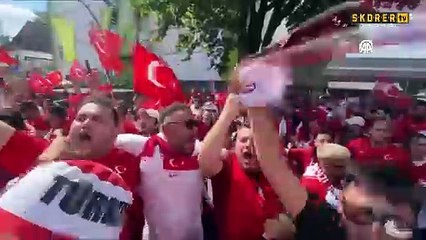 Çekya maçı öncesinde toplanan Türk taraftarlar renki görüntüler oluşturdu