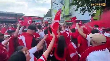 Çekya - Türkiye maçı için toplanan Türk taraftarlar - Taraftarların eğlencesi