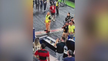 Danilo se encara con la afición y la diferente reacción de Neymar y Vinicius ha llamado la atención en Brasil