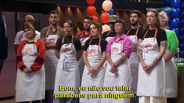 Jurados elegem bolo menos pior e time azul vence prova