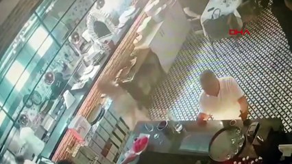 Kadıköy'de restoranın asma tavanının çöktüğü anlar kamerada