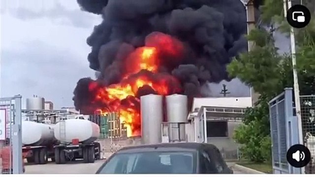 Corato, scoppia incendio in un'azienda della ex statale 98 e lambisce distributore di benzina