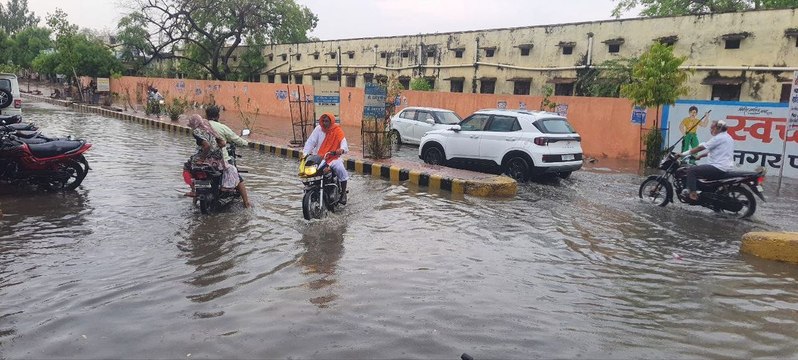 बाजार से लेकर कॉलोनियां के रास्ते जलमग्न, दुकानों में घुसा पानी, हजारों रुपए का नुकसान