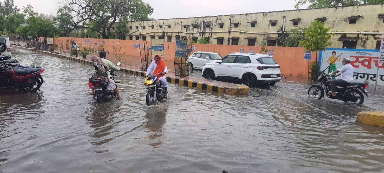 बाजार से लेकर कॉलोनियां के रास्ते जलमग्न, दुकान...
