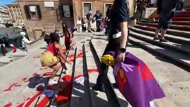Ativistas lançam tinta vermelha em escadaria Trinità dei Monti em Roma
