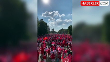 Ay-yıldızlılara büyük destek! Hamburg sokakları "Türkiye" sesleriyle inledi