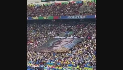 Ucraina-Belgio, lo striscione per il soldato Grenki - Video