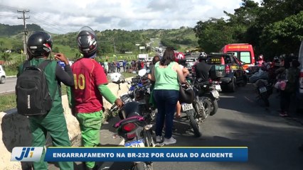 Engarrafamento na BR-232 por causa do acidente
