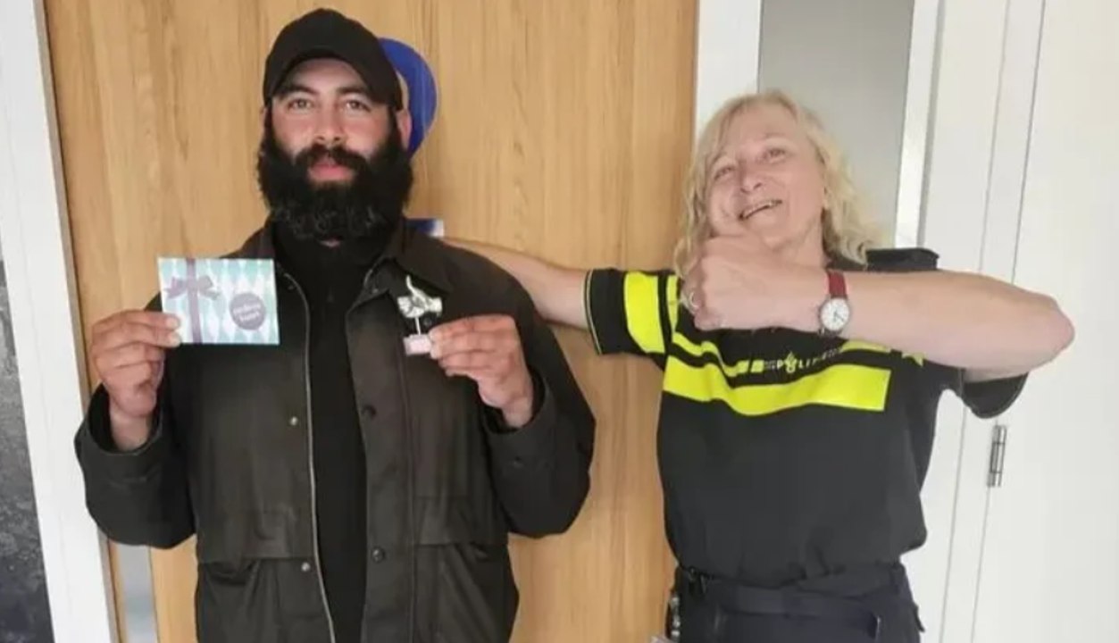 Amsterdam : un sans-abri rend 2 000 euros trouvés dans un train et en reçoit 34 000 grâce à une cagnotte